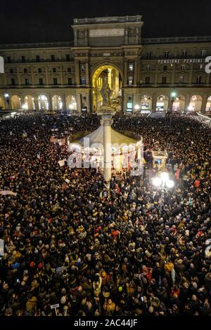 Piazza della Repubblica, le premier rassemblement de la Toscane de la Sardine (mouvement Claudio Fusi/Fotogramma, Florence - 2019-11-30) p.s. la foto e' utilizzabile nel rispetto del contesto dans cui e' stata scattata, e senza intento del diffamatorio decoro delle persone rappresentate Banque D'Images