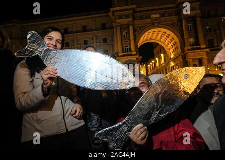 Piazza della Repubblica, le premier rassemblement de la Toscane de la Sardine (mouvement Claudio Fusi/Fotogramma, Florence - 2019-11-30) p.s. la foto e' utilizzabile nel rispetto del contesto dans cui e' stata scattata, e senza intento del diffamatorio decoro delle persone rappresentate Banque D'Images