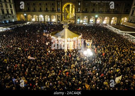 Piazza della Repubblica, le premier rassemblement de la Toscane de la Sardine (mouvement Claudio Fusi/Fotogramma, Florence - 2019-11-30) p.s. la foto e' utilizzabile nel rispetto del contesto dans cui e' stata scattata, e senza intento del diffamatorio decoro delle persone rappresentate Banque D'Images