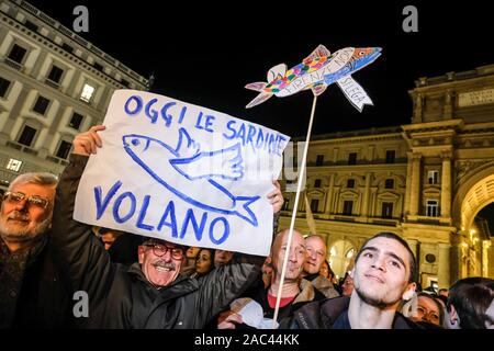 Piazza della Repubblica, le premier rassemblement de la Toscane de la Sardine (mouvement Claudio Fusi/Fotogramma, Florence - 2019-11-30) p.s. la foto e' utilizzabile nel rispetto del contesto dans cui e' stata scattata, e senza intento del diffamatorio decoro delle persone rappresentate Banque D'Images