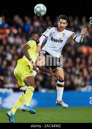 Mestalla, Valence, Espagne. 30Th Nov, 2019. La Liga Football, Valence et Villareal, Dani Parejo de Valence CF remporte un ballon de Andre Frank Zambo Anguissa de Villarreal CF - usage éditorial : Action Crédit Plus Sport/Alamy Live News Banque D'Images