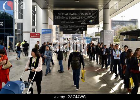 Des foules immenses alignés pour les autobus ou à pied sur un trottoir à l'entrée du Convention center au CES (Consumer Electronics Show), Las Vegas, Nevada, USA Banque D'Images