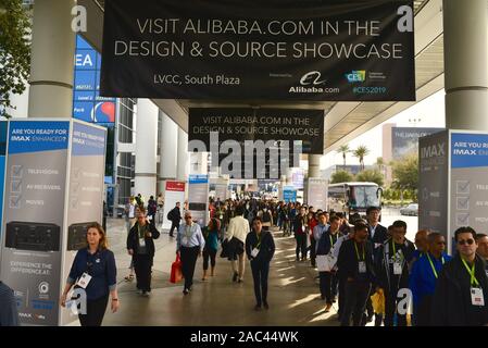 Des foules immenses alignés pour les autobus ou à pied sur un trottoir à l'entrée du Convention center au CES (Consumer Electronics Show), Las Vegas, Nevada, USA Banque D'Images