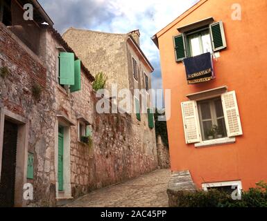 Bâtiments extérieurs colorés autour de la vieille ville médiévale historique Rovinj, Croatie, Europe. Banque D'Images