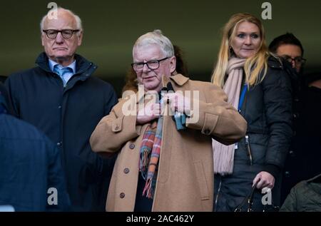 Londres, Royaume-Uni. 30Th Nov, 2019. Le Président de Chelsea, Bruce Buck (à gauche) et John Motson commentateur lors de la Premier League match entre Chelsea et West Ham United à Stamford Bridge, Londres, Angleterre le 30 novembre 2019. Photo par Andy Rowland. Credit : premier Media Images/Alamy Live News Banque D'Images