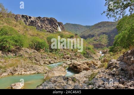 Wadi Dharbat Canyon inférieur avec rivière et cascade Banque D'Images