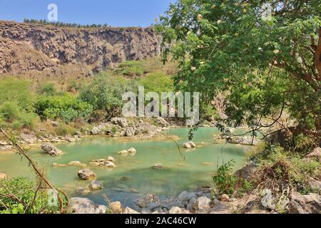 Wadi Dharbat Canyon inférieur vue sur la rivière Banque D'Images