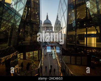 Vue depuis One New change vers la cathédrale St Pauls, Londres. Banque D'Images