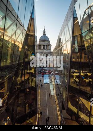 Vue Depuis Un Nouveau Changement Vers La Cathédrale St Pauls, Londres Banque D'Images