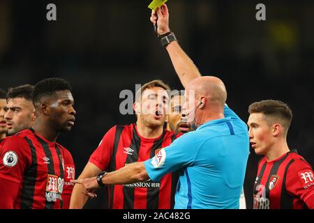 Arbitre Lee Mason montre une carte jaune au milieu de Bournemouth Jefferson Lerma au cours de la Barclays Premier League match entre Tottenham Hotspur et Bournemouth au Tottenham Hotspur Stadium, Londres, Angleterre. Le 30 novembre 2019. (Photo par AFS/Espa-Images) Banque D'Images