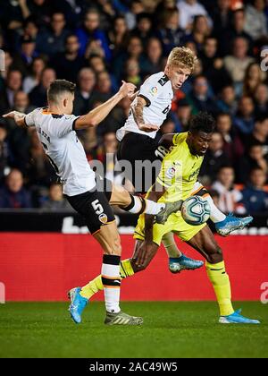 Mestalla, Valence, Espagne. 30Th Nov, 2019. La Liga Football, Valence et Villareal, André Frank Zambo Anguissa de Villarreal CF est contestée par Garbiel Paulista et Daniel Wass de Valence CF - usage éditorial : Action Crédit Plus Sport/Alamy Live News Banque D'Images