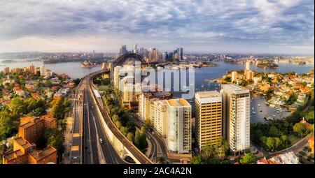 Front de mer de la ville de Sydney CBD sur les rives du port de Sydney, reliées par le pont du port de Sydney à partir de Warringah freeway et Côte-Nord de la Circulaire qu Banque D'Images