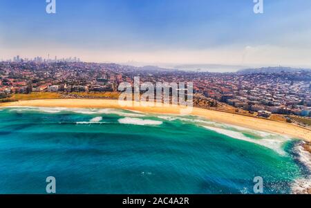 Brume épaisse dans l'air dans plus de Sydney en raison de concentrations élevées de brousse - vue aérienne de l'océan pacifique vers la plage de Bondi et ville loin du CBD et du port Banque D'Images