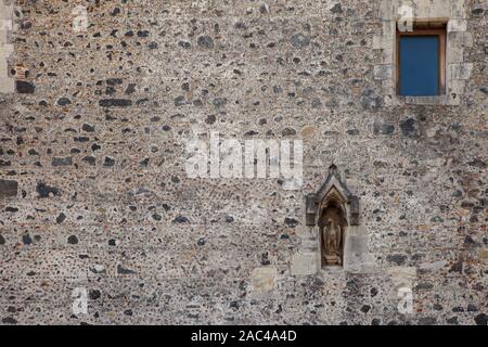 Dalles de pierre mur de Castello Ursino (Casteddu Ursinu ou Castello Svevo di Catania) avec l'aigle impérial dans une niche. Château de Catane, Sicile, Italie Banque D'Images