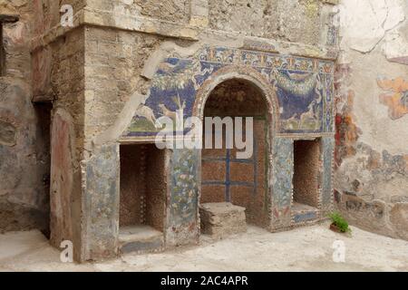 Nymphée décoré de mosaïques en été triclinium. Maison de la mosaïque de Neptune et Amphitrite (Neptune) dans l'ancienne ville d'Herculanum (Ercolano) ru Banque D'Images