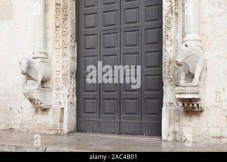 Portail ouest de la Basilique di San Nicola pontifical (Basilique de Saint Nicolas) à Bari, Pouilles, Italie Banque D'Images