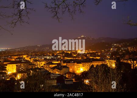 Turin - l'horizon de la ville avec la basilique de Suprega sur la colline au crépuscule. Banque D'Images