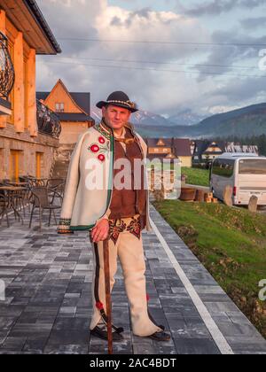 Tatry, Pologne - 03 juin 2019 : un highlander (ethnique) dans Góral goral traditionnelle robe black hat et Shepherd's ax en polonais des Tatras. G Banque D'Images