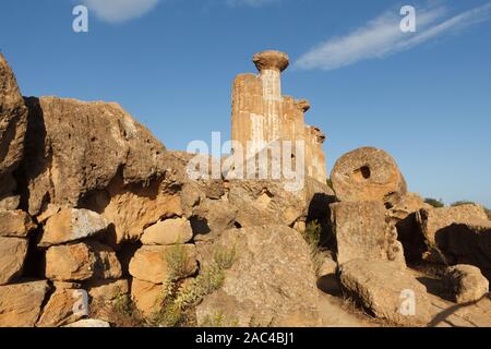 Temple d'Héraclès (Hercule) dans la vallée des Temples (Valle dei Templi) à Agrigente (Akragas). Sicile, Italie Banque D'Images