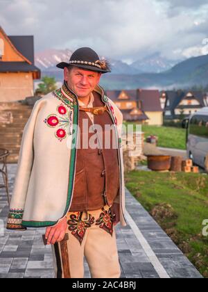 Tatry, Pologne - 03 juin 2019 : un highlander (ethnique) dans Góral goral traditionnelle robe black hat et Shepherd's ax en polonais des Tatras. G Banque D'Images