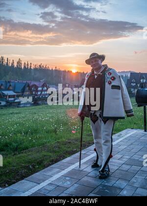 Tatry, Pologne - 03 juin 2019 : un highlander (ethnique) dans Góral goral traditionnelle robe black hat et Shepherd's ax en polonais des Tatras. G Banque D'Images