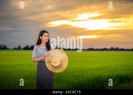 Les femmes asiatiques sur un champ du rural pittoresque. Banque D'Images