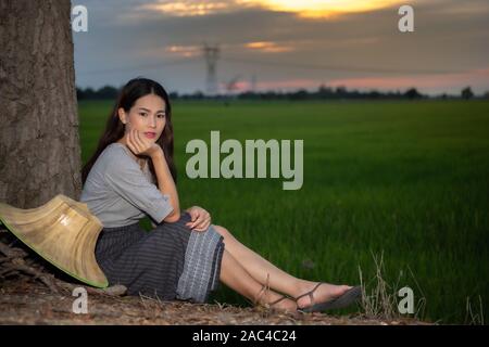 Les femmes asiatiques sur un champ du rural pittoresque. Banque D'Images