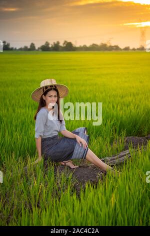 Les femmes asiatiques sur un champ du rural pittoresque. Banque D'Images