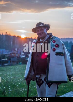 Tatry, Pologne - 03 juin 2019 : un highlander (ethnique) dans Góral goral traditionnelle robe black hat et Shepherd's ax en polonais des Tatras. G Banque D'Images