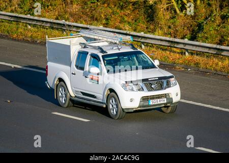 2015 Nissan Navara DCI Acenta blanc ; UK le trafic de véhicules, transports, véhicules modernes, voitures, véhicules, véhicule, uk, moteurs, véhicules, les routes vers le sud sur l'autoroute M61 lane 3 Banque D'Images