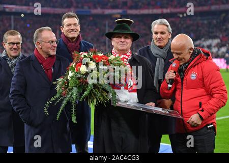 L'admission, hommage Uli Hoeness (Honess, Président d'honneur FC Bayern Munich), avec Karl Heinz RUMMENIGGE, président, Gestion (à gauche), hi : Jan Christian DREESEN (directeur principal de la FCB), Andreas JUNG, hi.re : Joerg Wacker, très loin : Stephan LEHMANN (animateur du Stade de Football) 1. Bundesliga, 13.journée, journée13, Bayern Munich (M) - Bayer 04 Leverkusen (LEV) 1-2, le 30/11/2019 à Muenchen ALLIANZARENA, DFL RÈGLEMENT INTERDIT TOUTE UTILISATION DE PHOTOGRAPHIE COMME DES SÉQUENCES D'IMAGES ET/OU QUASI VIDÉO. Dans le monde d'utilisation | Banque D'Images