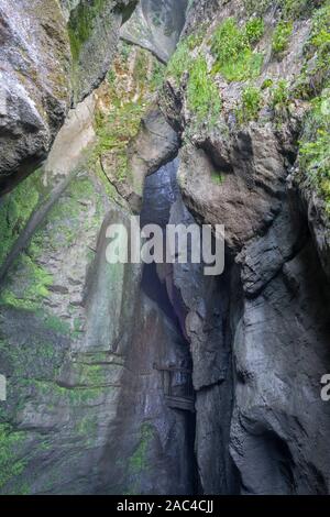 RIVA DEL GARDA, ITALIE - juin 7, 2019 : La chute d'eau dans cave Cascata Varone près de la Riva del Garda et le lac Lago di Garda. Banque D'Images