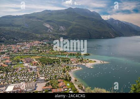 La Torbole avec le Lago di Garda Lake. Banque D'Images