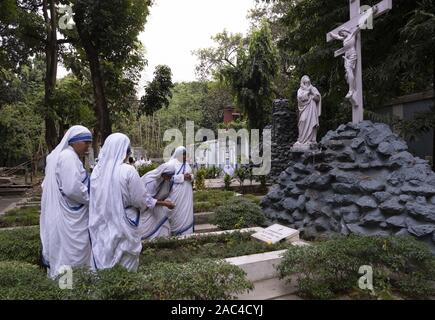 Les sœurs de Mère Teresa prier sur la tombe de Sœur Nirmala qui devint le deuxième Supérieur général après Mère Teresa Banque D'Images