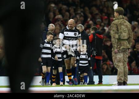 Cardiff, Royaume-Uni. 30Th Nov, 2019. Rory Best, le capitaine irlandais des barbares quitte avec ses enfants quand il commence son dernier match international. Pays de Galles v Barbarians rugby au stade de la Principauté à Cardiff, Pays de Galles, Royaume-Uni Le samedi 30 novembre 2019. Photos par Andrew Verger/Alamy Live News VEUILLEZ NOTER PHOTO DISPONIBLE POUR UN USAGE ÉDITORIAL UNIQUEMENT Banque D'Images