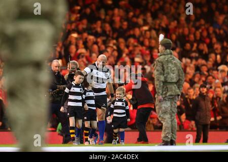 Cardiff, Royaume-Uni. 30Th Nov, 2019. Rory Best, le capitaine irlandais des barbares quitte avec ses enfants quand il commence son dernier match international. Pays de Galles v Barbarians rugby au stade de la Principauté à Cardiff, Pays de Galles, Royaume-Uni Le samedi 30 novembre 2019. Photos par Andrew Verger/Alamy Live News VEUILLEZ NOTER PHOTO DISPONIBLE POUR UN USAGE ÉDITORIAL UNIQUEMENT Banque D'Images