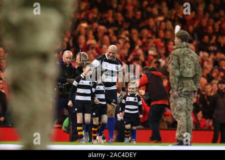 Cardiff, Royaume-Uni. 30Th Nov, 2019. Rory Best, le capitaine irlandais des barbares quitte avec ses enfants quand il commence son dernier match international. Pays de Galles v Barbarians rugby au stade de la Principauté à Cardiff, Pays de Galles, Royaume-Uni Le samedi 30 novembre 2019. Photos par Andrew Verger/Alamy Live News VEUILLEZ NOTER PHOTO DISPONIBLE POUR UN USAGE ÉDITORIAL UNIQUEMENT Banque D'Images