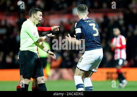 Londres, Royaume-Uni. 30Th Nov, 2019. Arbitre, Tony Harrington awards la mort au cours de l'EFL Sky Bet Championship match entre Brentford et Luton Town at Griffin Park, Londres, Angleterre le 30 novembre 2019. Photo par Carlton Myrie. Usage éditorial uniquement, licence requise pour un usage commercial. Aucune utilisation de pari, de jeux ou d'un seul club/ligue/dvd publications. Credit : UK Sports Photos Ltd/Alamy Live News Banque D'Images