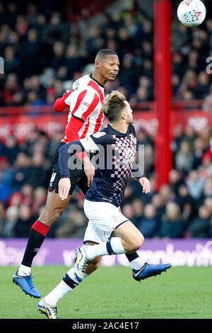 Londres, Royaume-Uni. 30Th Nov, 2019. Ethan Pinnock de Brentford en action au cours de l'EFL Sky Bet Championship match entre Brentford et Luton Town at Griffin Park, Londres, Angleterre le 30 novembre 2019. Photo par Carlton Myrie. Usage éditorial uniquement, licence requise pour un usage commercial. Aucune utilisation de pari, de jeux ou d'un seul club/ligue/dvd publications. Credit : UK Sports Photos Ltd/Alamy Live News Banque D'Images