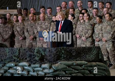 Le Président américain Donald Trump porte sur les membres du service au cours d'une visite surprise de l'action de grâces à l'aérodrome de Bagram, le 28 novembre 2019 à Bagram, en Afghanistan. La visite d'atout est son premier depuis l'Afghanistan à devenir président. Banque D'Images