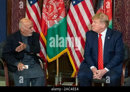 Le Président américain Donald Trump est titulaire d'une réunion bilatérale avec le président Afghan, Ashraf Ghani lors d'une visite surprise de l'action de grâces à l'aérodrome de Bagram, le 28 novembre 2019 à Bagram, en Afghanistan. La visite d'atout est son premier depuis l'Afghanistan à devenir président. Banque D'Images