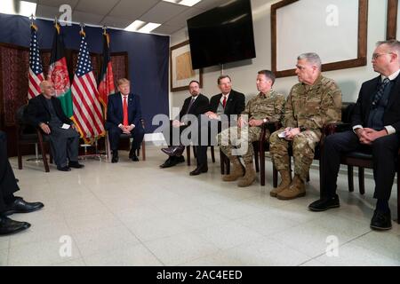 Le Président américain Donald Trump est titulaire d'une réunion bilatérale avec le président Afghan, Ashraf Ghani lors d'une visite surprise de l'action de grâces à l'aérodrome de Bagram, le 28 novembre 2019 à Bagram, en Afghanistan. La visite d'atout est son premier depuis l'Afghanistan à devenir président. Banque D'Images