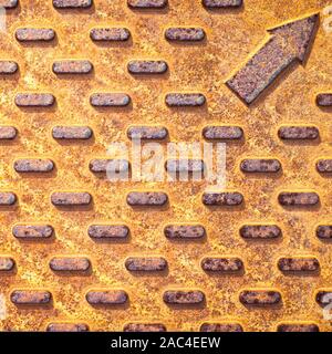 Rusty texture à partir d'acier couvercle de trou d'homme. Fond métallique orange. Banque D'Images