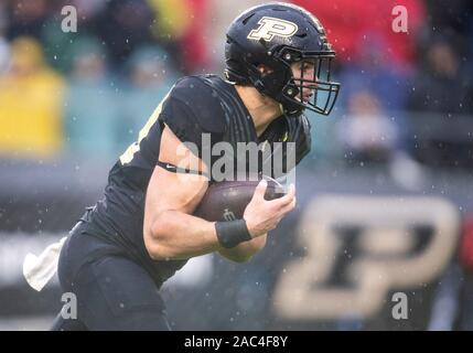 30 novembre 2019 : running back Purdue Zander Horvath (40) s'exécute avec le ballon lors de NCAA football action de jeu entre l'Indiana Hoosiers et le Purdue Boilermakers au stade Ross-Ade à West Lafayette, Indiana. Purdue 44-41 Indiana défait en chambre double OT. John Mersits/CSM. Banque D'Images