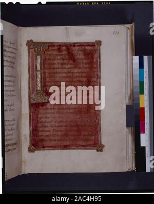 Texte d'or sur fond violet en or décoré de grandes trames I Texte initial pour l'hypothèse énumérées dans de Ricci, Seymour, recensement des manuscrits du Moyen Âge et de la Renaissance dans les États-Unis et le Canada. New York. N.Y. : H.W. Wilson, 1935 ; et garanti, New York, N.Y. : Bibliographical Society of America, 1962. Citation/référence : De Ricci, 1315. De Ricci, 1315. Tableau par M. G.B. Guest. Texte dossierGold bibliothèque sur fond violet dans le cadre d'or. Grande initiale décorée I. Texte pour l'Assomption. Banque D'Images
