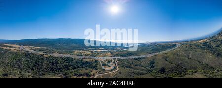Vue aérienne de l'autoroute 280 trafic tôt le matin entouré de montagnes point vista Banque D'Images