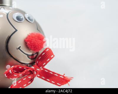 Gros plan de l'ornement de Noël à boules de renne avec espace pour les copies, photo-illustration Banque D'Images