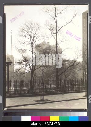 Gramercy Park, côté ouest à sud-est de Manhattan, Code : III.D.5. L'homme se dépêche le long du bord du parc, mât et maison d'oiseau, à gauche, de grands appartements, l'église visible dans la brume du matin Citation/Référence : n° 47 CNY ; Gramercy Park, côté ouest à sud-est, de Manhattan. Banque D'Images