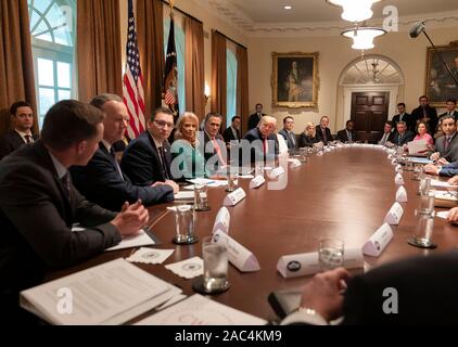 Le président Donald J. Trump rejoint par la haute Maison Blanche Kellyanne Conway, le sénateur Conseiller de Mitt Romney, R-Utah, et secrétaire de la Santé et des Services Alex Azar Secrétaire assiste à une séance d'écoute de la Maison Blanche sur les jeunes Seine et cigarette électronique le vendredi 22 novembre, de l'épidémie, en 2019, dans la salle du Cabinet de la Maison Blanche. Banque D'Images