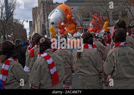 NEW YORK, NY - 28 novembre : Les participants regardent ballon Snoopy astronaute lors de la 93e assemblée annuelle de Macy's Thanksgiving Day Parade le 28 novembre 2019 dans Nouvelles Banque D'Images